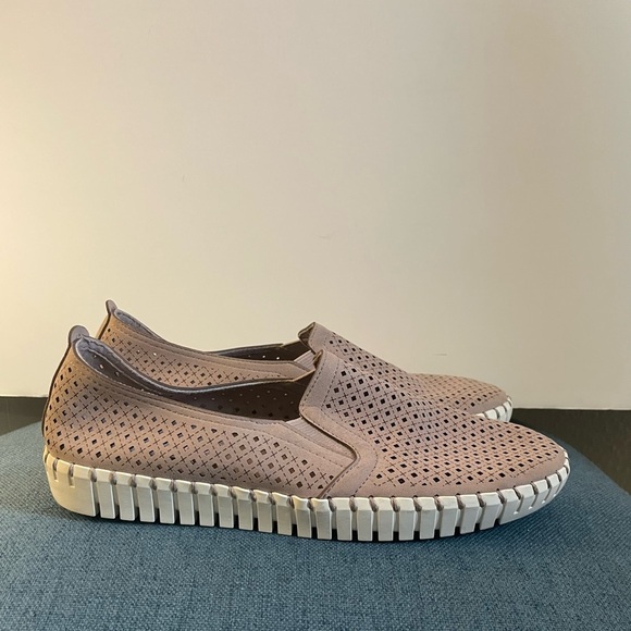 Sketchers Women’s Sepulveda Blvd- A La Mode Slip On in the color Lilac size 9.5 - Picture 5 of 11